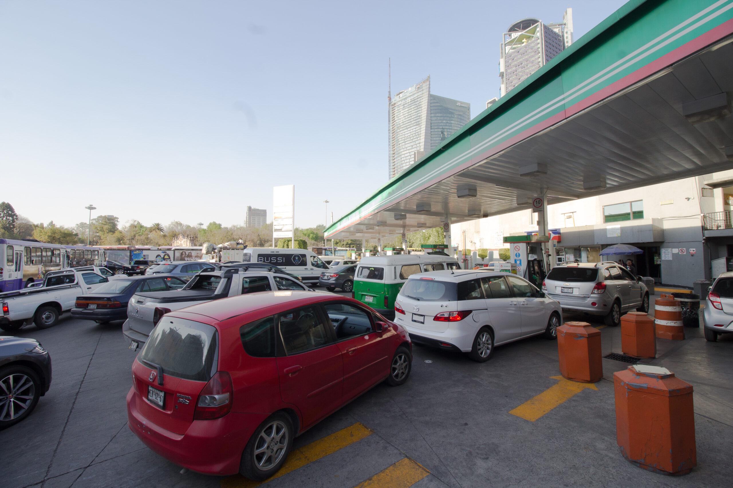 Ante reportes de escasez en gasolineras, gobierno de CDMX y Pemex piden no hacer compras de pánico