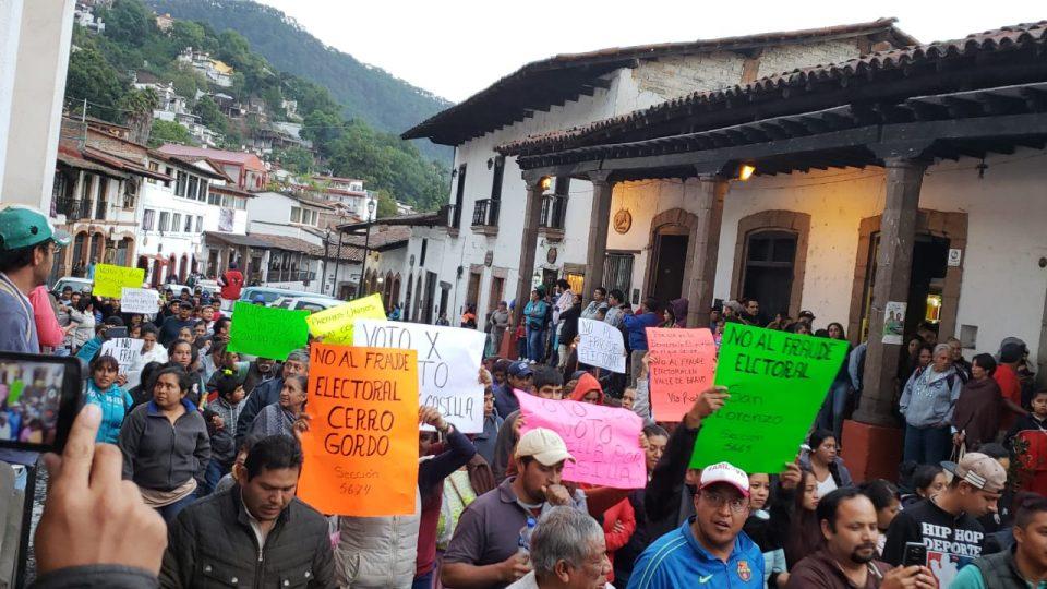 Valle de Bravo: simpatizantes de Morena, Panal y Vía Radical protestan por presunto fraude