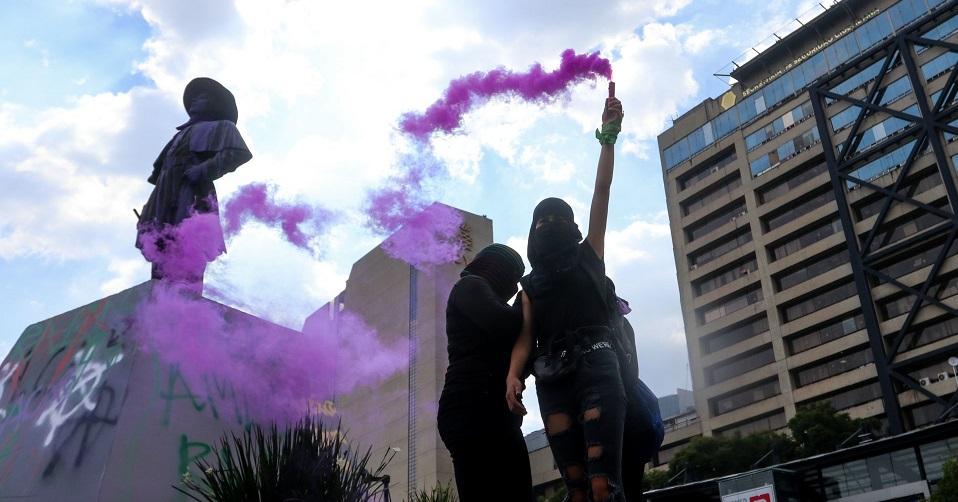Mujeres se manifiestan contra violencia feminicida e impunidad en CDMX