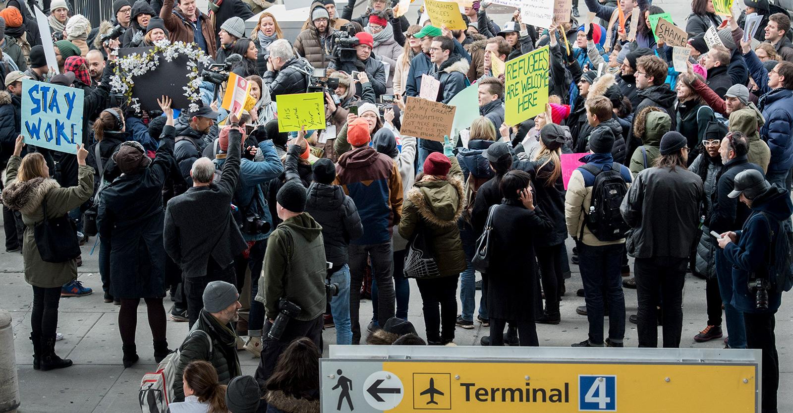 Detienen a viajeros en aeropuerto de NY por decreto de Trump; a otros les impiden subir al avión