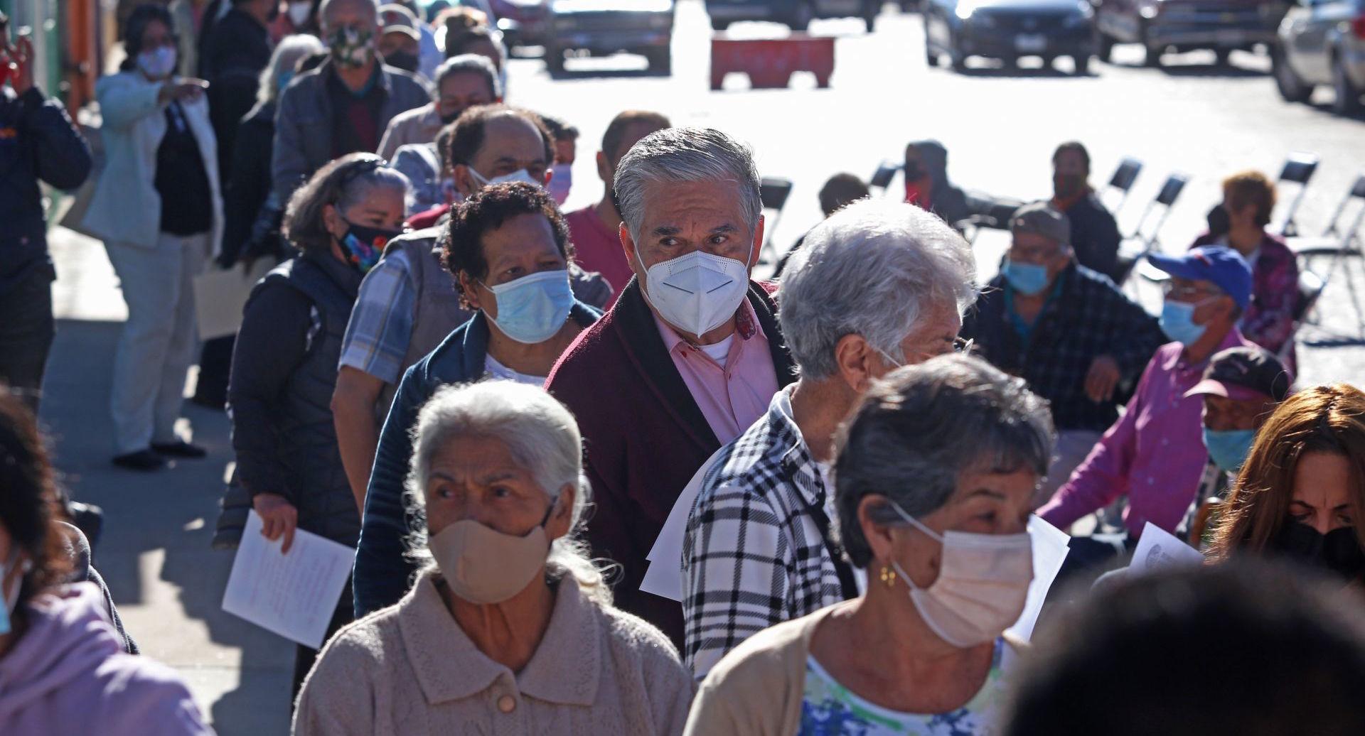 De nuevo, adultos mayores esperan por horas aplicación de vacuna en Guadalajara