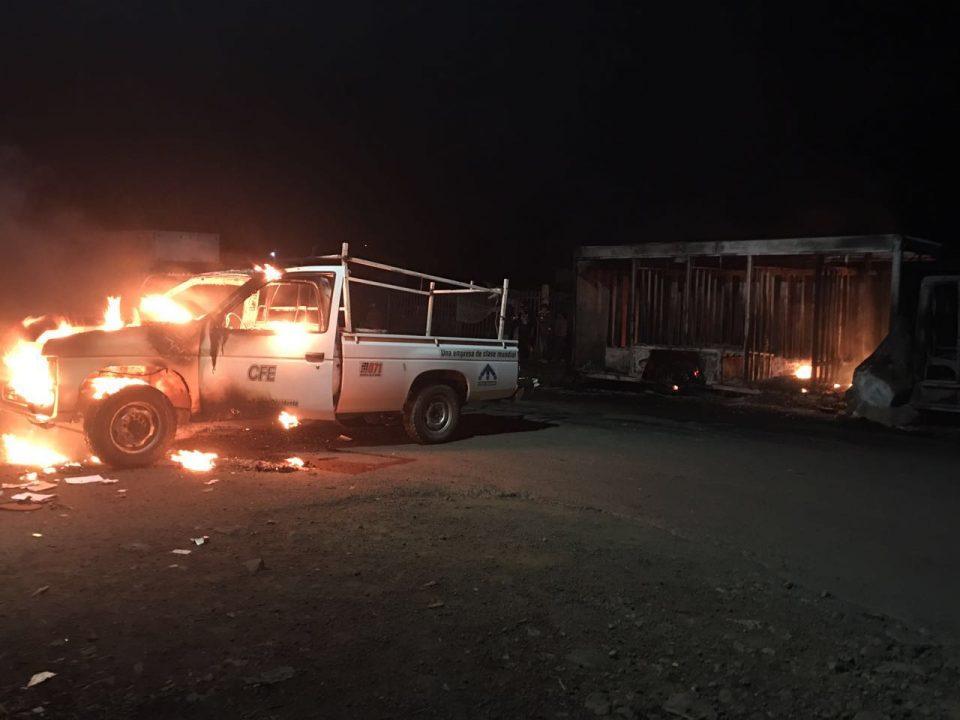 Habitantes de Nahuatzen, Michoacán, incendian dos vehículos y dan ultimátum a Silvano Aureoles