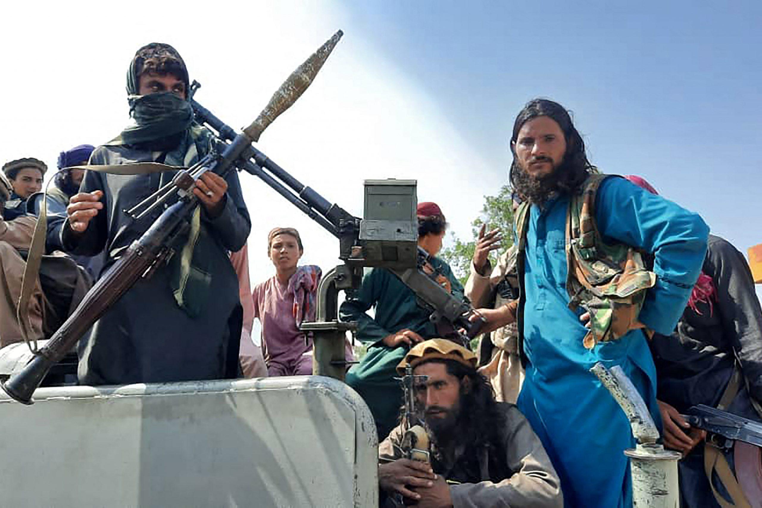 Presidente abandona Afganistán ante avance de talibanes; civiles huyen y soldados piden amnistía
