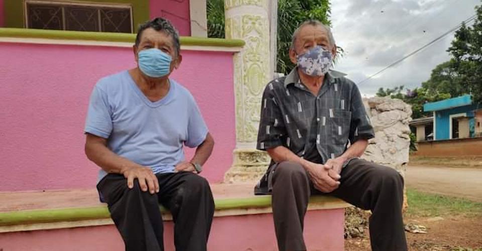 Filas para cobrar apoyos del gobierno disparan casos de COVID entre los mayas