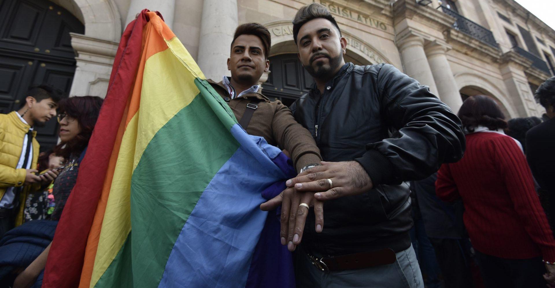 Grupos ‘profamilia’ rechazan matrimonio igualitario en BC; culpan a homosexuales de pandemia del SIDA