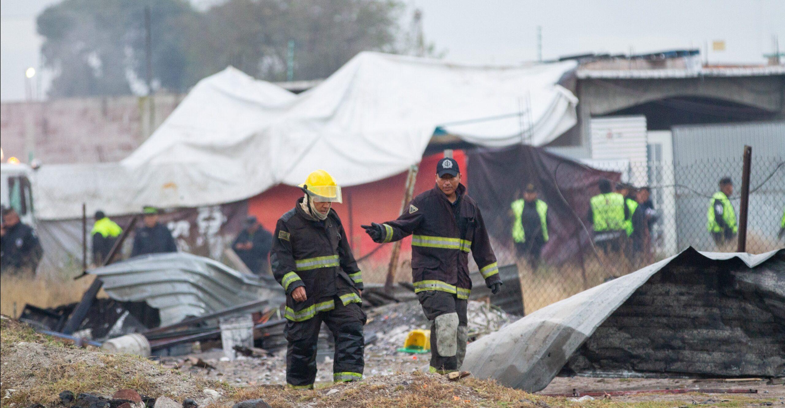 Explosión en taller clandestino de pirotecnia en Tultepec deja dos muertos y un herido