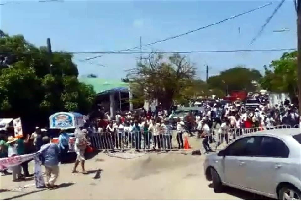 Integrantes de la CNTE y priistas se enfrentan en Oaxaca; Meade culpa a López Obrador