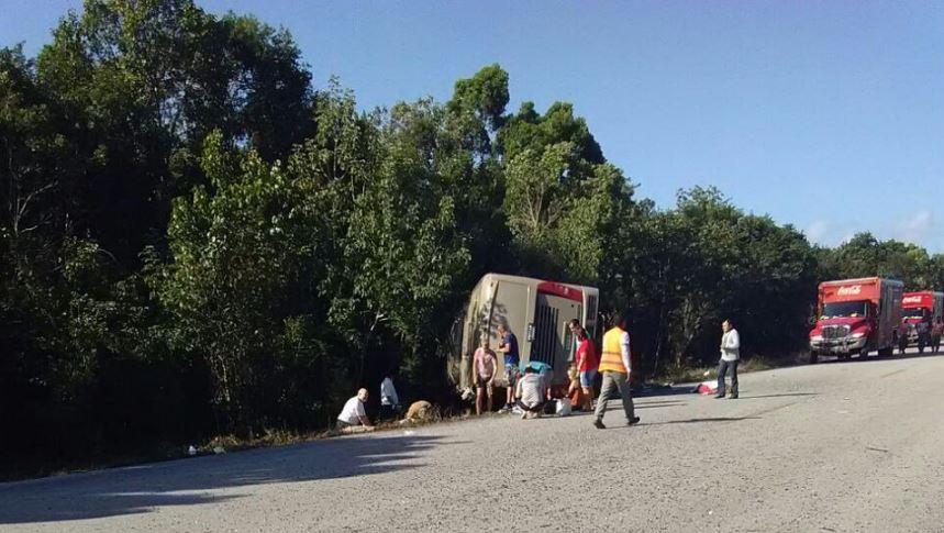 Mueren 11 turistas tras accidente de autobús en Q. Roo, algunos eran extranjeros
