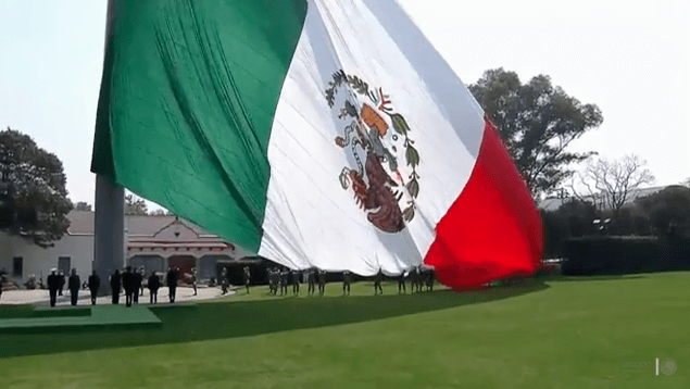 Izan la bandera de México con el escudo al revés en ceremonia presidida por Peña Nieto