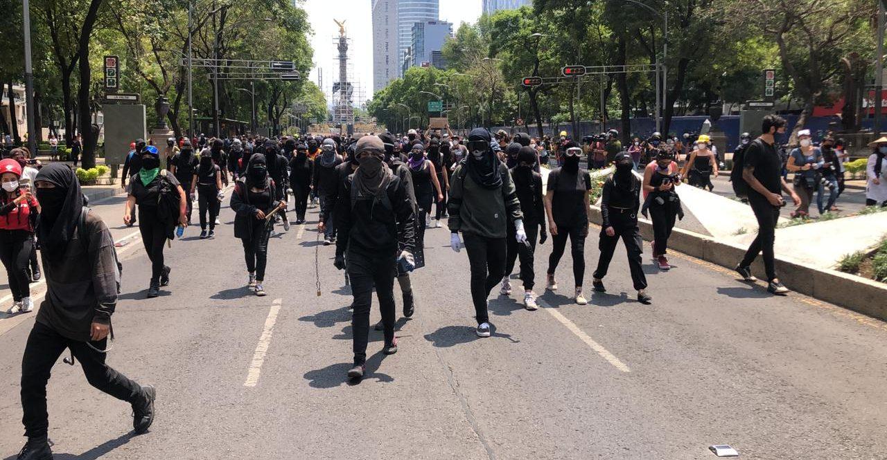Manifestantes protestan contra abuso policial con pintas y saqueos en centro de CDMX