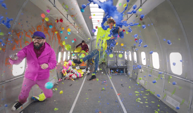 Pelotas, piñatas y pintura en gravedad cero: el nuevo video de OK Go