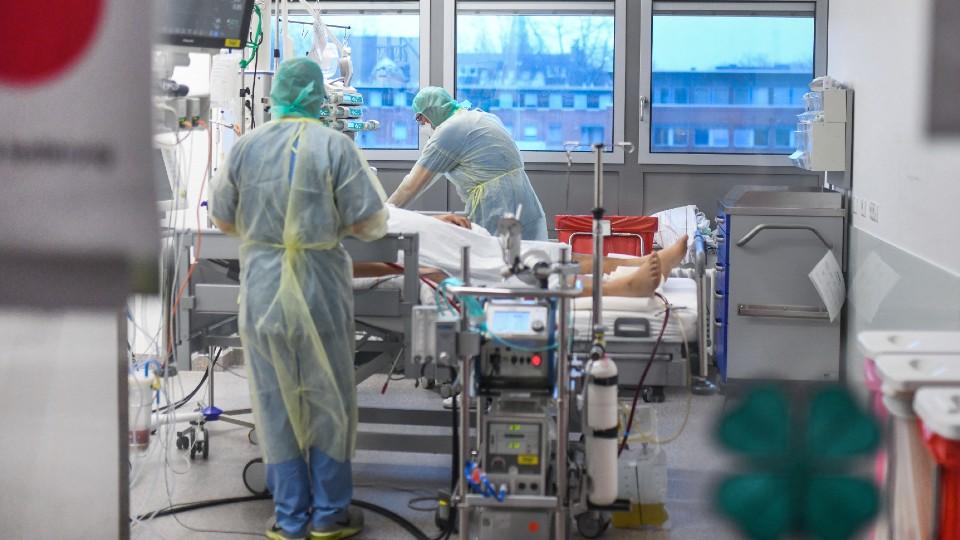 OMS advierte del aumento de hospitalizaciones por ómicron; China y UE imponen nuevas restricciones