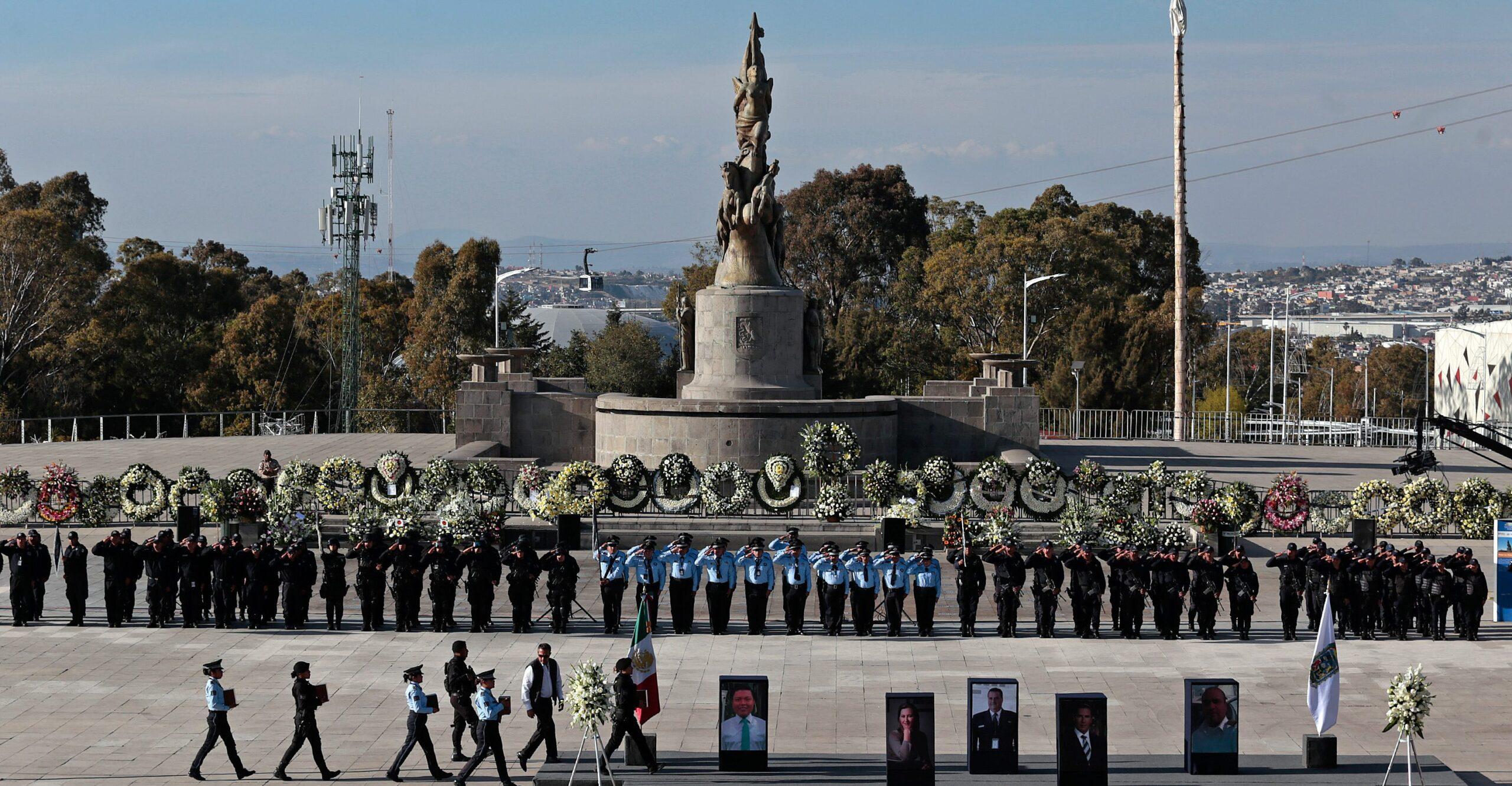 Entre gritos contra Morena y con la ausencia de AMLO, despiden a Martha Erika y Moreno Valle