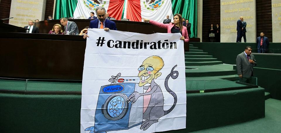 PRI protesta contra Anaya en la Cámara con mantas y billetes falsos; Frente acusa uso electoral de PGR y SAT