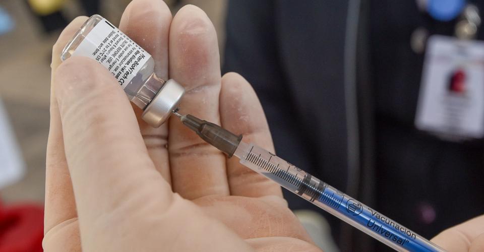 ‘Nos vacunan con las sobras’: Personal de salud privado denuncia que no hay plan para inmunizarlos