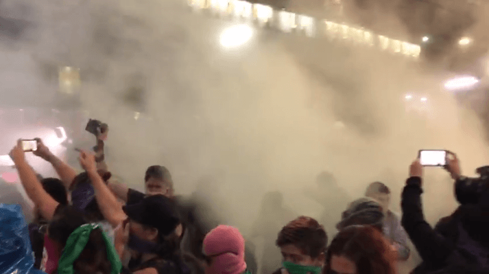 Policía disparó extintores con gas en cara de manifestantes que exigían justicia para Ingrid
