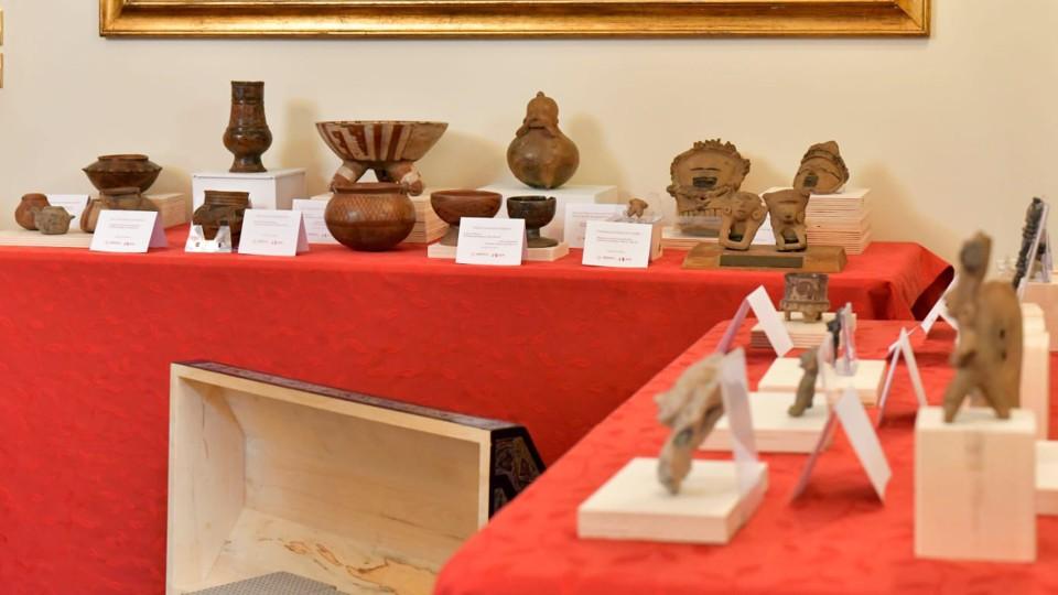 Estatuillas, jarrones y collares: Italia devuelve a México 30 piezas arqueológicas decomisadas
