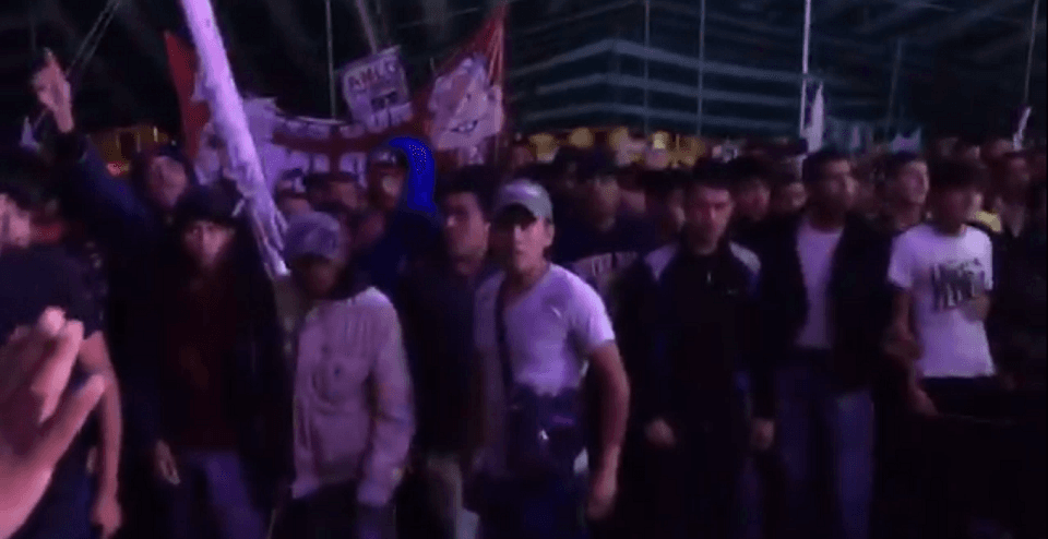 Jóvenes golpean a asistentes de mitin de López Obrador; no caigan en provocación, les dice el candidato