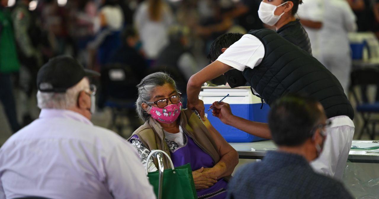Mitad enojo, mitad esperanza: Vacunación inicia entre el caos y la desinformación en Puebla