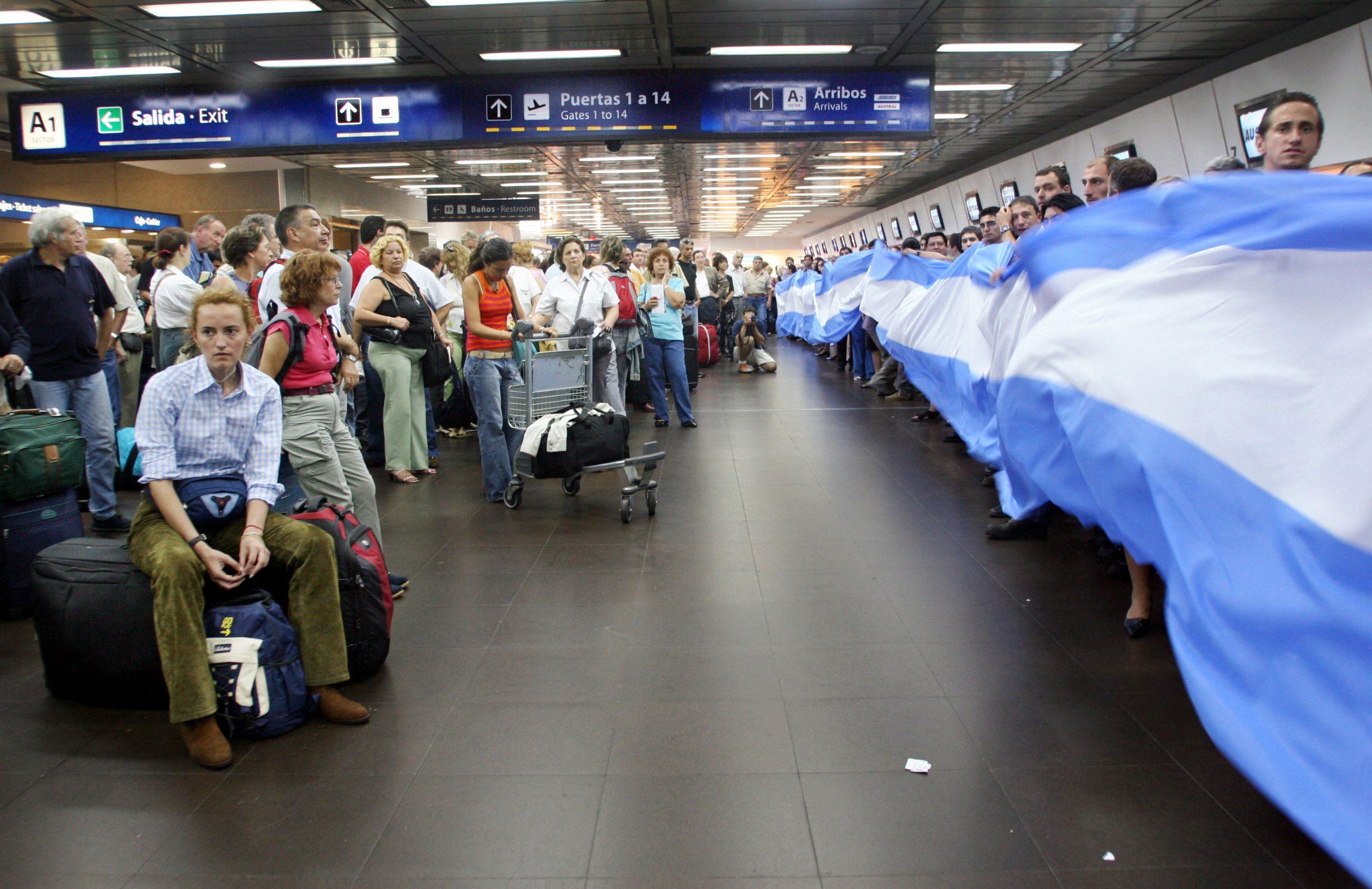 Argentina recomienda evitar viajes al exterior tras contagio de 44 connacionales en Cancún