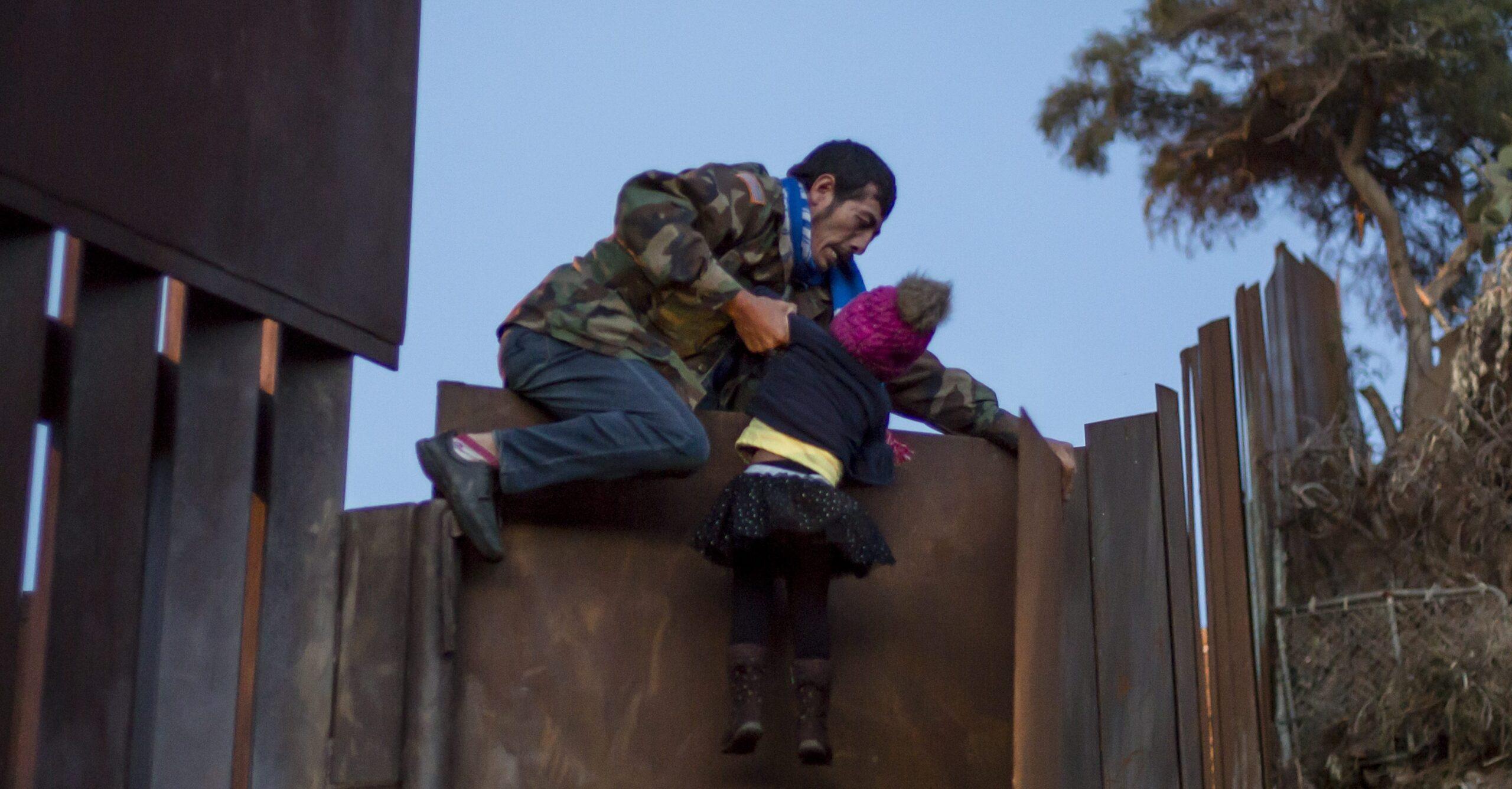 Me la juego, todo o nada: migrantes escalan el muro fronterizo con niños bajo el brazo