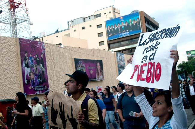 Atenco, Cherán, SME y CNTE se suman a protesta pacífica en Televisa