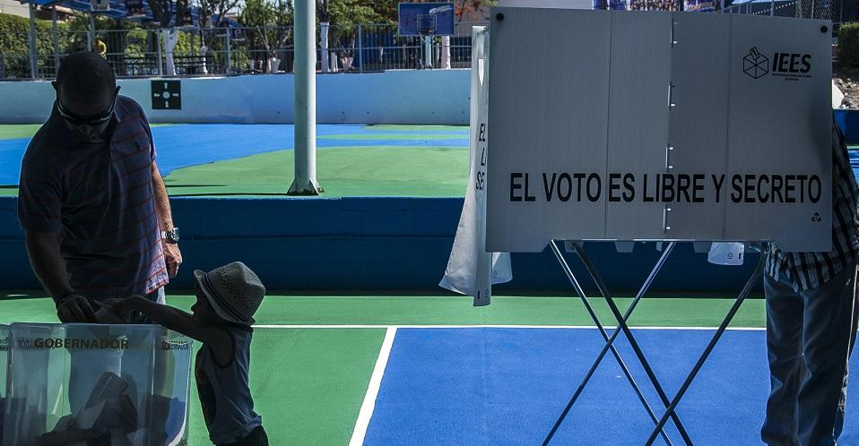 Siete de cada 10 mexicanos apoyan que una máquina registre y cuente los votos: Parametría