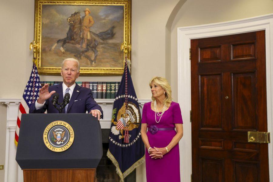 Biden firma una nueva ley para regular las armas; incluye revisión a perfiles de compradores pero no restringe rifles de asalto