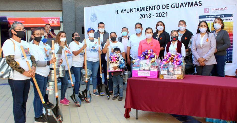 Ayuntamiento de Guaymas, Sonora, entrega palas a mujeres que buscan a desaparecidos; ellas lo pidieron: alcaldesa