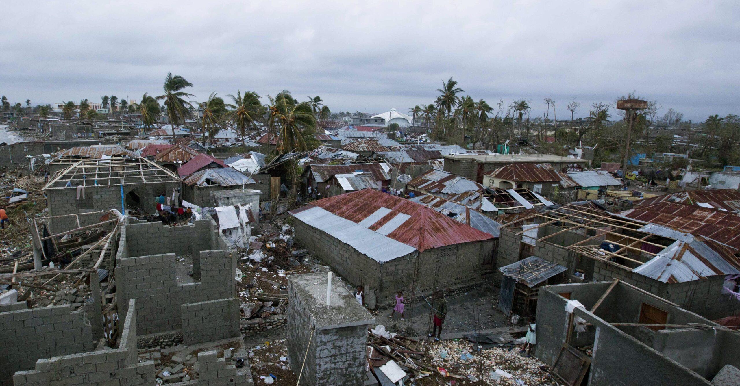 El huracán Matthew deja más de 800 muertos en Haití; Florida resiste sus fuertes vientos