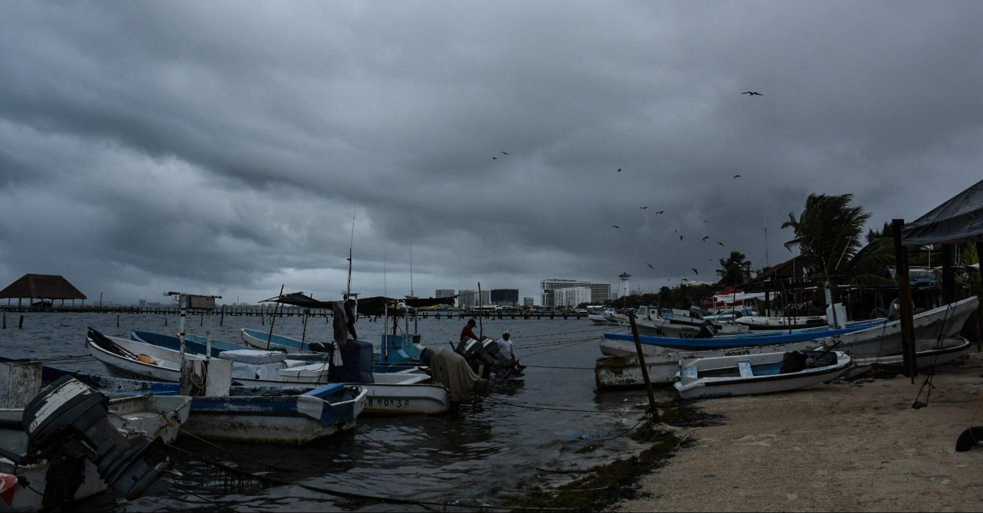 Alerta por huracán Zeta en Yucatán y Quintana Roo; evacúan a pobladores y turistas