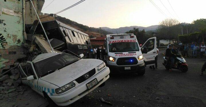 Choque de un camión de la Policía del Edomex deja como saldo 2 muertos y 11 lesionados