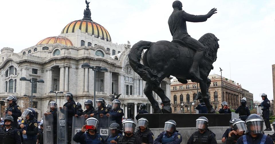 Policías de CDMX golpean y roban a dos antropólogas en Bellas Artes