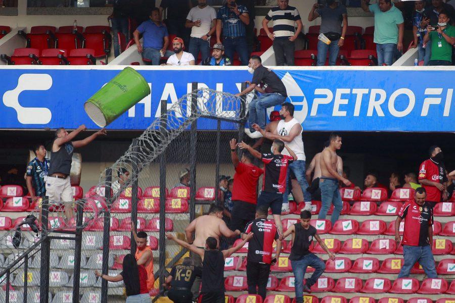 Violencia deja al menos 26 heridos en el estadio de Querétaro; la liga presentará denuncias