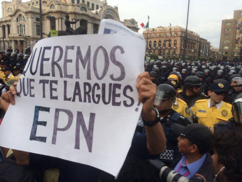 Miles piden la renuncia de Peña horas antes de la fiesta del Grito en el Zócalo
