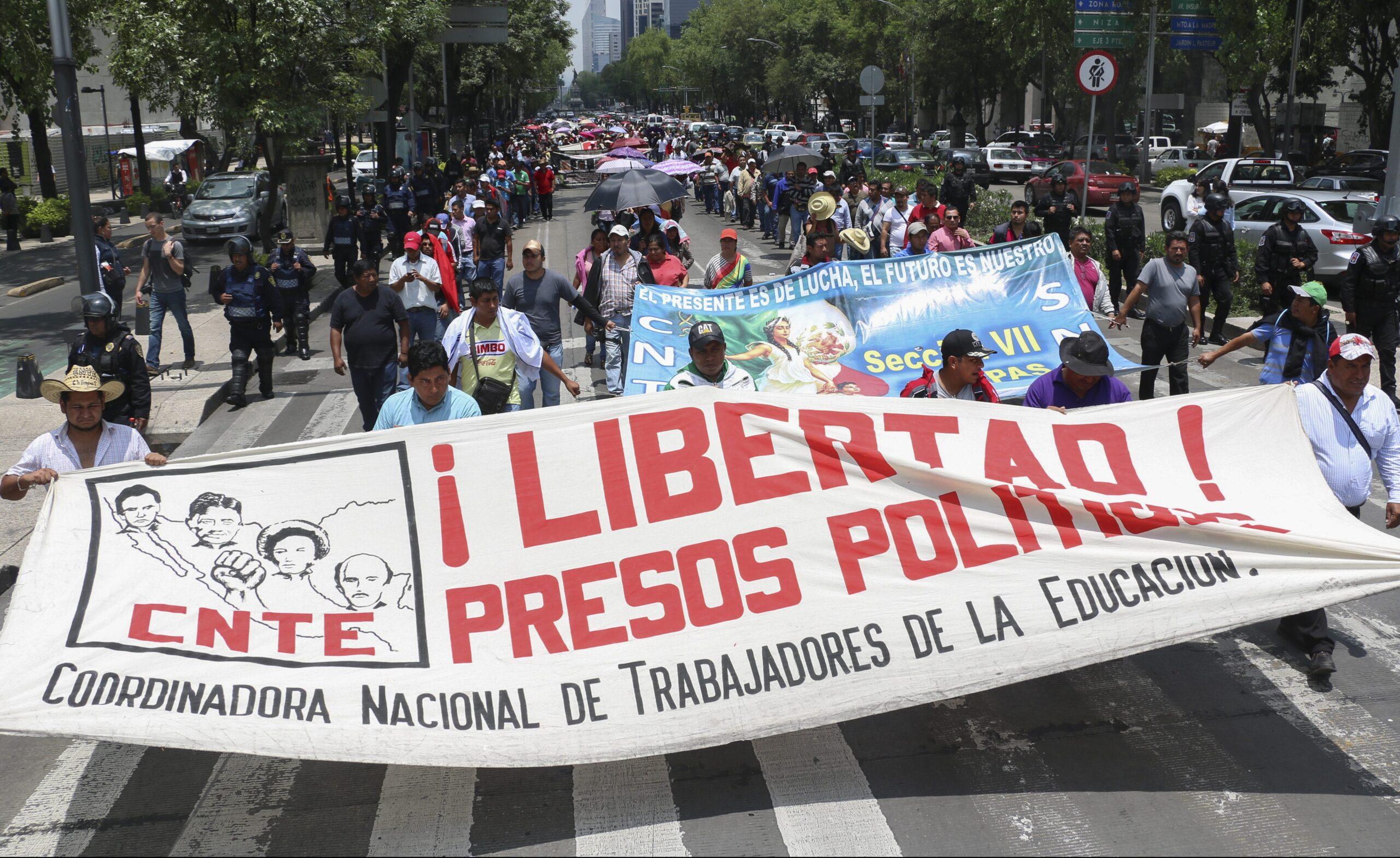 La CNTE realiza paros, bloqueos y marchas para pedir la liberación de sus líderes