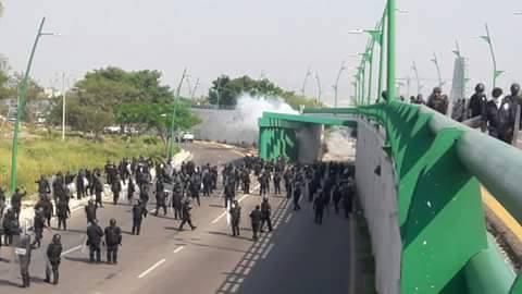 Maestros de la CNTE y policías se enfrentan con palos, piedras y gas lacrimógeno en Chiapas
