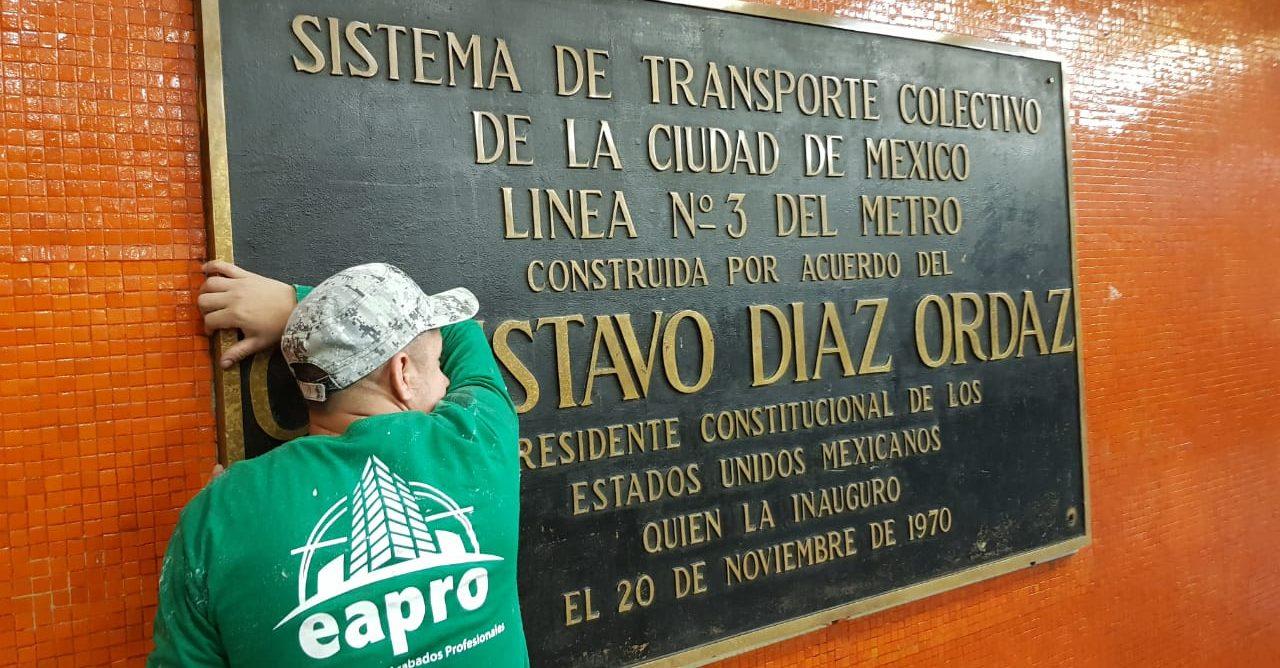50 años del 68: Gobierno de CDMX retira del Metro placas con el nombre de Díaz Ordaz