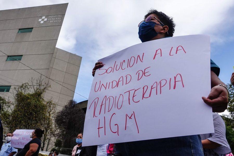 Enfermeros del Hospital General de México denuncian inestabilidad laboral y malos tratos