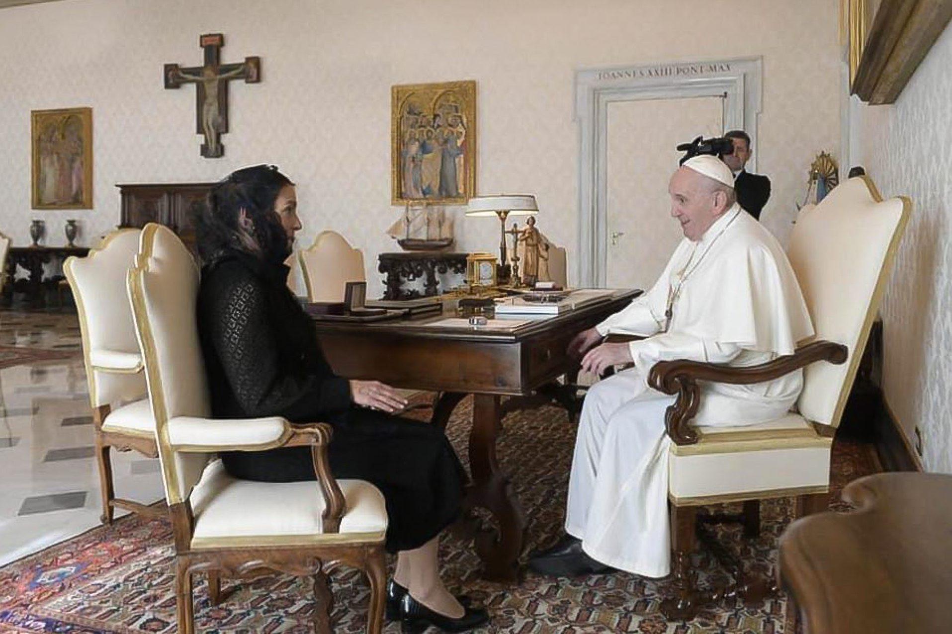 Beatriz Gutiérrez Müller se reúne con el Papa Francisco; le entrega una carta de AMLO