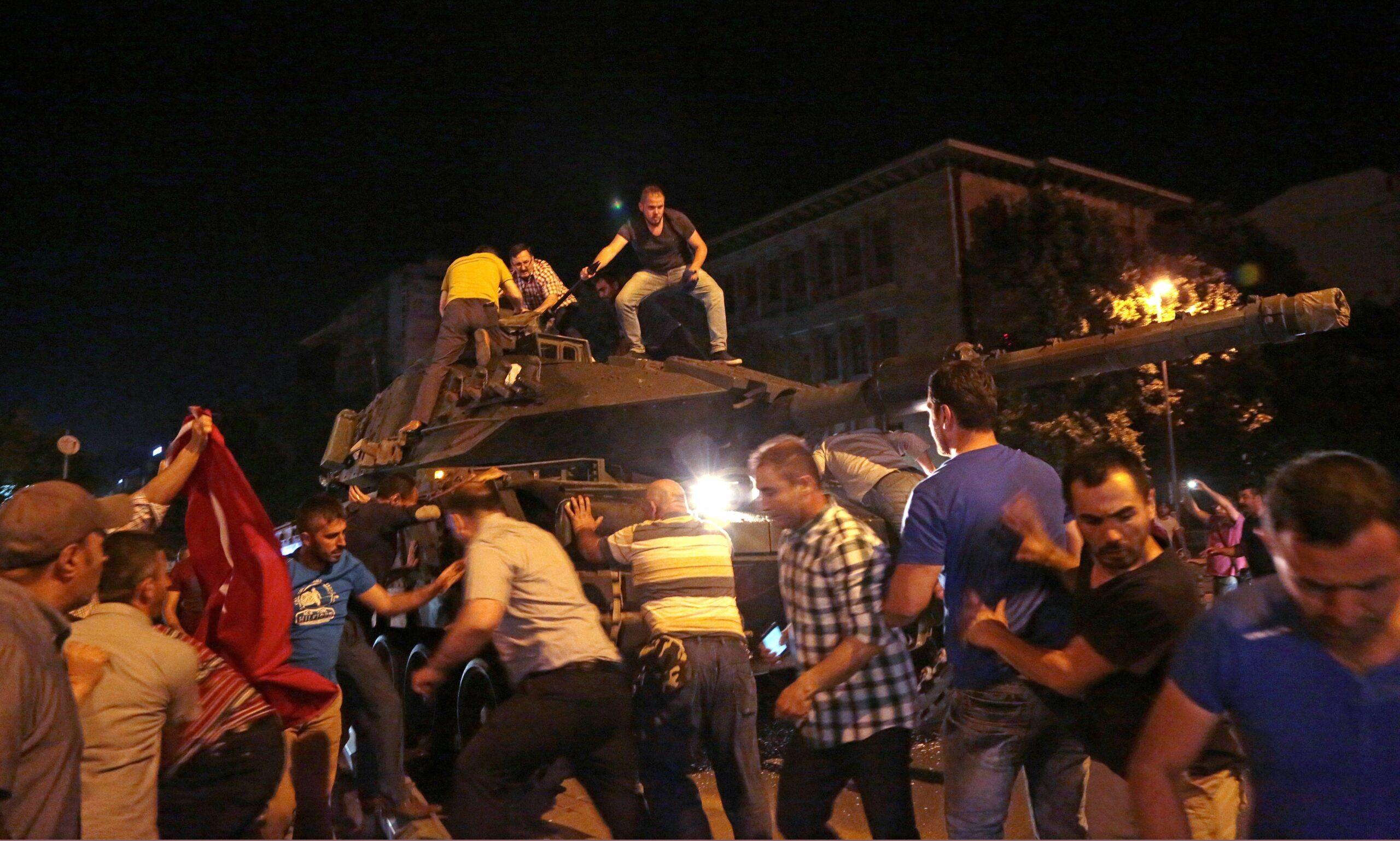 Explosiones, disparos y al menos 17 policías muertos tras intento de golpe de Estado en Turquía