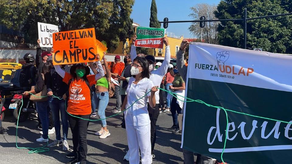 Por segunda ocasión en un mes, alumnos de la UDLAP marchan para exigir que se libere el campus