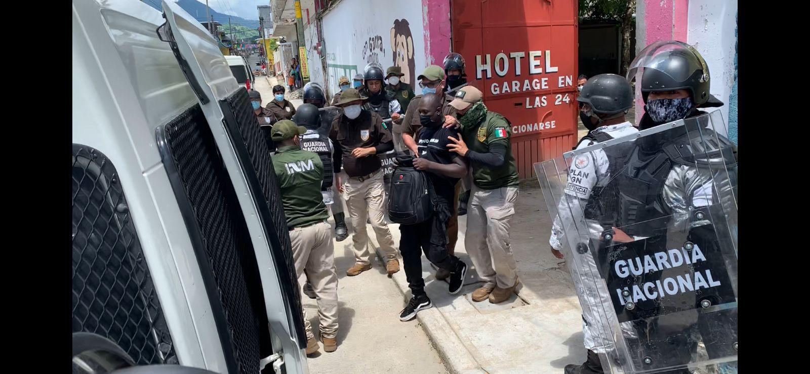 INM y Guardia Nacional buscan a migrantes en hoteles de Chiapas; bloquean paso de caravana
