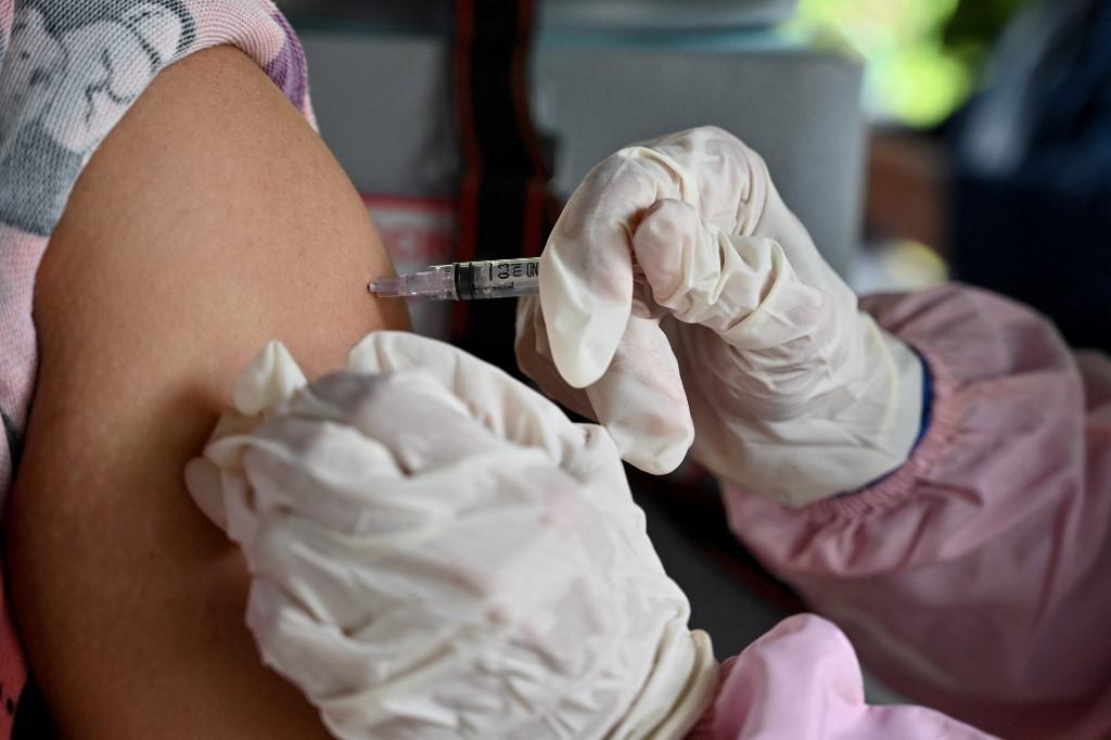 EU autoriza cuarta dosis de vacuna COVID para mayores de 50 años