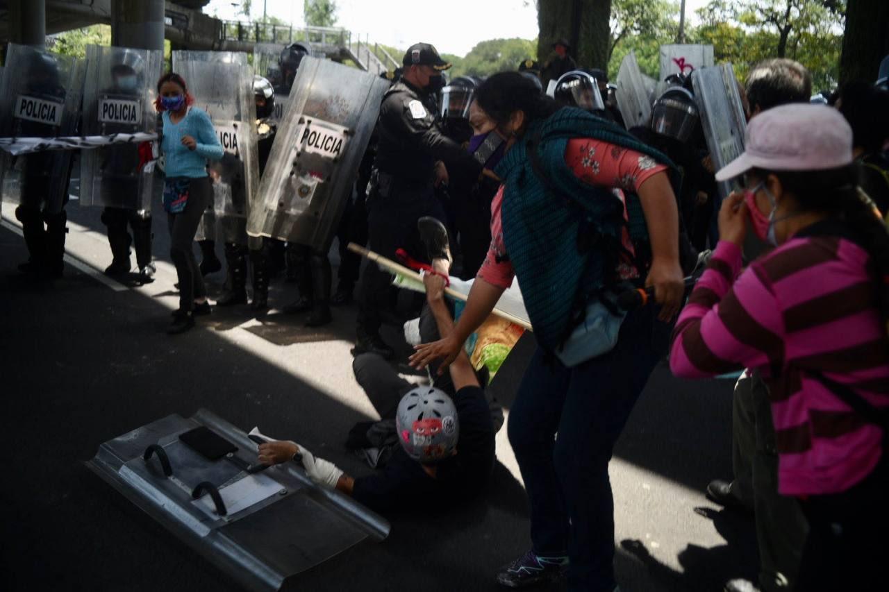 Policías agreden a manifestantes durante protesta #YoProtejoElHumedal de Xochimilco
