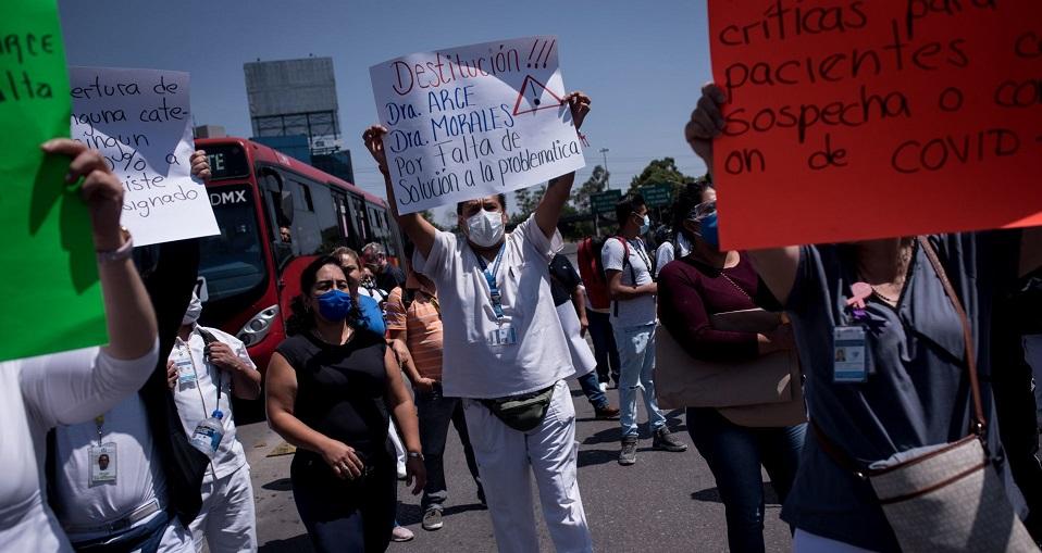 Trabajadores de Hospital La Raza protestan por falta de equipo ante COVID-19