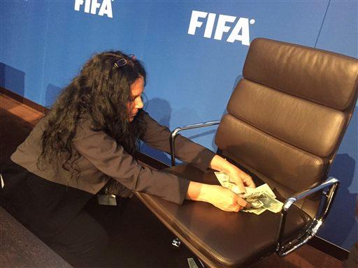 Comediante lanza fajos de billetes al presidente de la FIFA