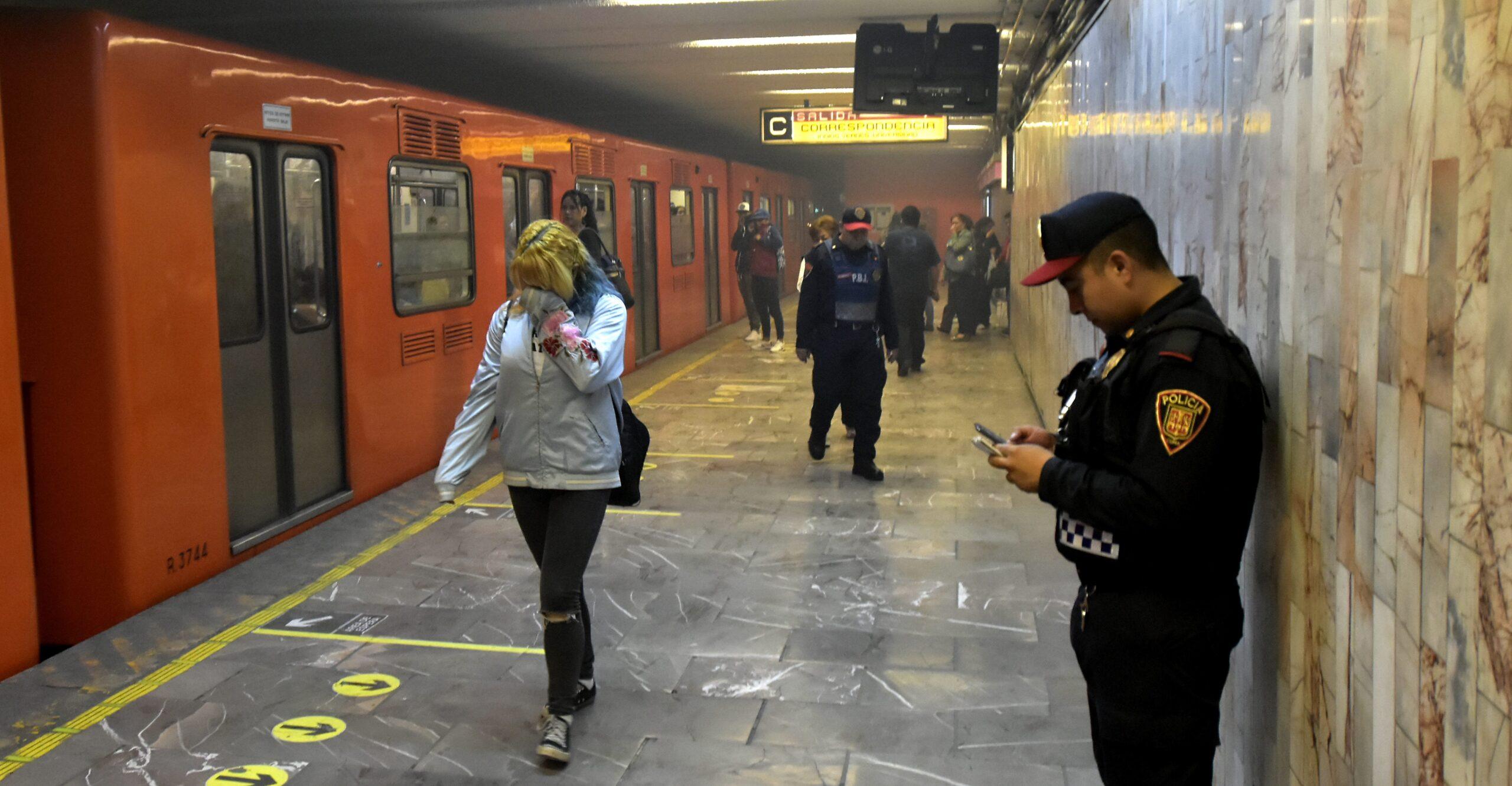 Un paraguas detiene el servicio de la Línea 8 del Metro y provoca heridas a una mujer