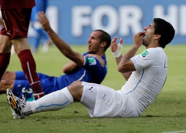 Por “mordidón”, FIFA suspende 9 partidos a Suárez
