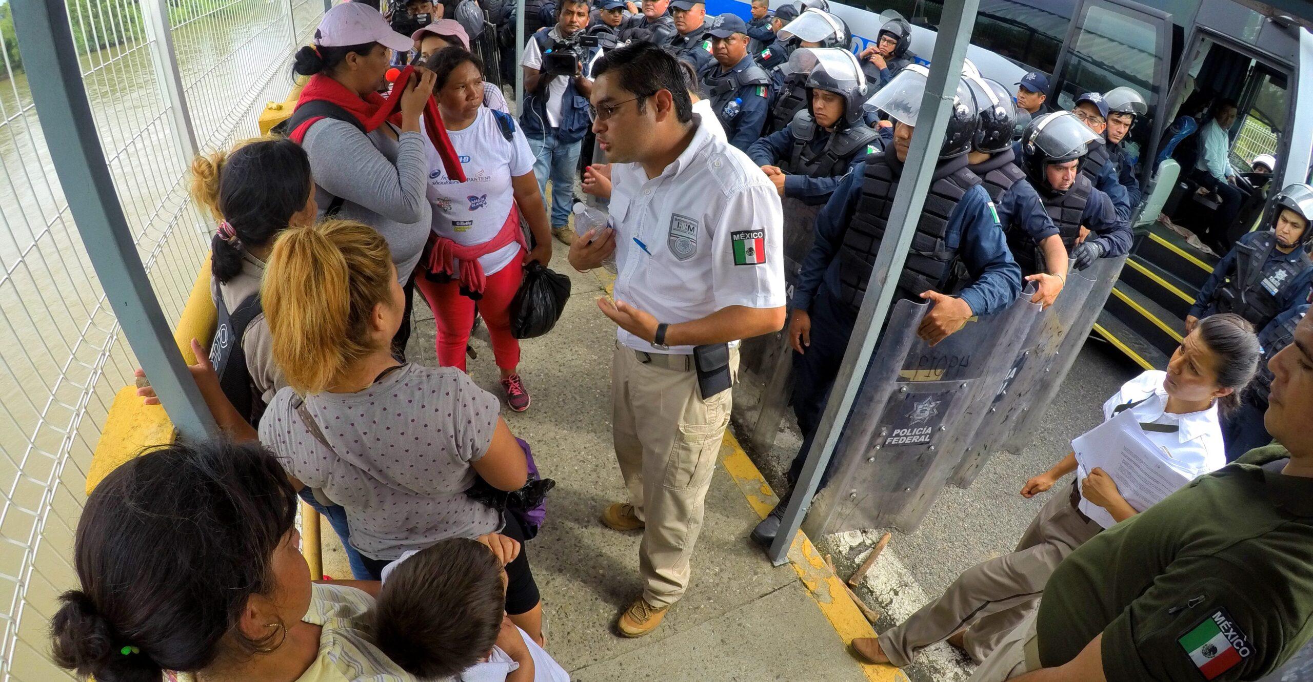 Migrantes dejan puente fronterizo; saltan al Río Suchiate para llegar a Chiapas
